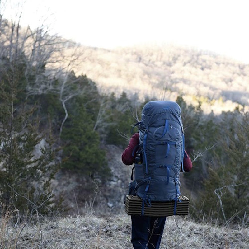 Covor Pliabil idealSTORE din Spuma XPE, pentru Drumetii, Pescuit, Camping, Izolat Termic, Pentru Sol cu Denivelari, Material Rezistent, Pliabil cu Maner, Dimensiune 180 x 60 cm, culoare Negru