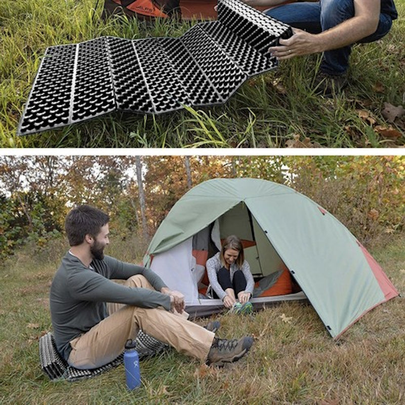 Covor Pliabil idealSTORE din Spuma XPE, pentru Drumetii, Pescuit, Camping, Izolat Termic, Pentru Sol cu Denivelari, Material Rezistent, Pliabil cu Maner, Dimensiune 180 x 60 cm, culoare Negru