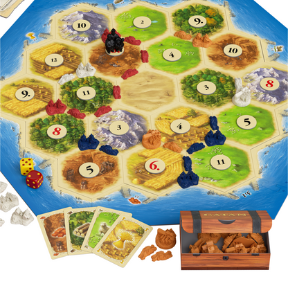 Joc de Societate CATAN - Jocul de baza, idealSTORE Include 19 Regiuni Hexagonale, 6 Margini, 18 Jetoane Numerotate, Figurina Hot, 2 Zaruri, Regulament, Suporturi pentru Carti, Cutiute pentru Figurine, Cartir de Dezvoltare, Resurse, Speciale, Costuri de Co