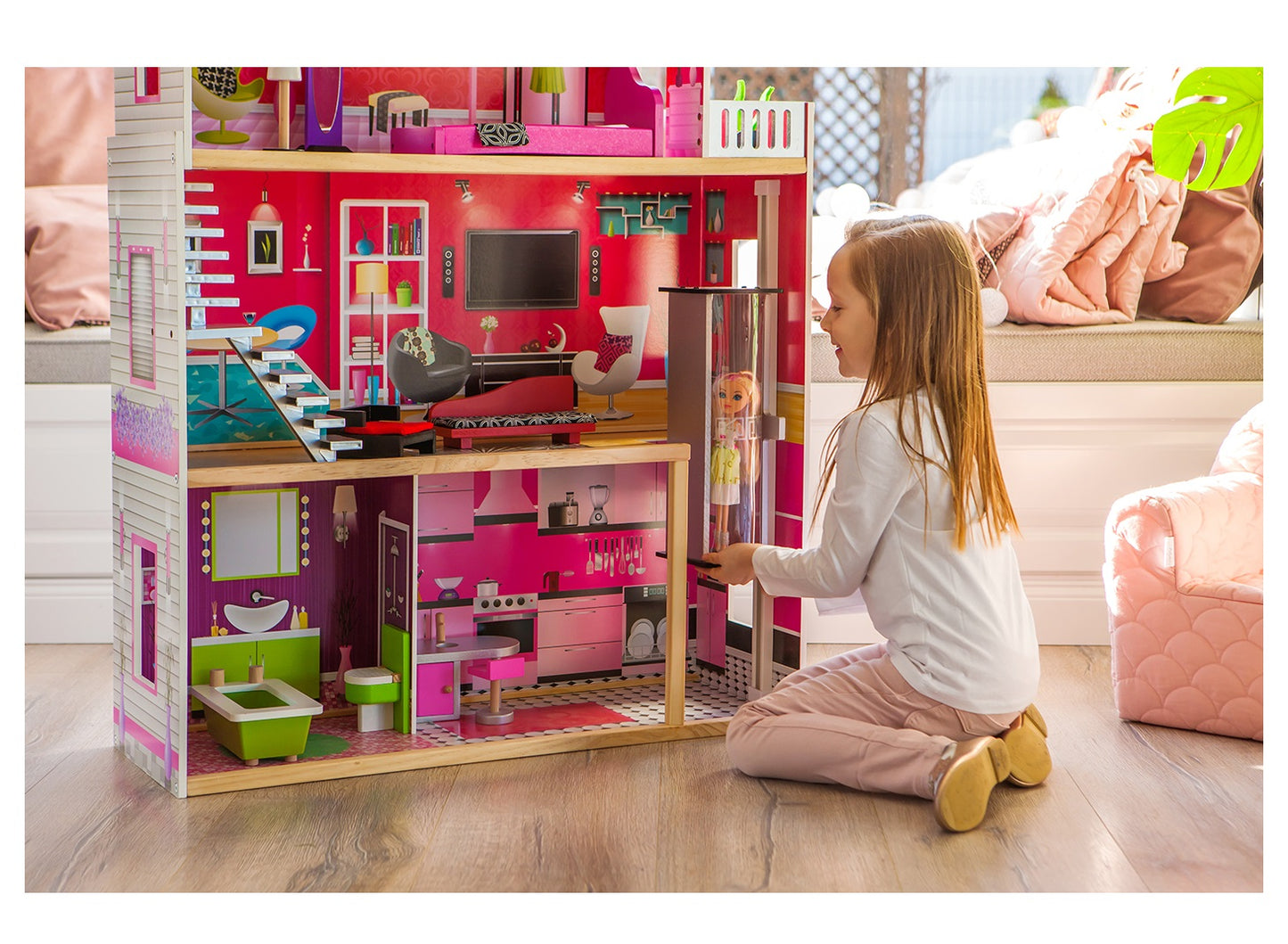 Casuta de papusi din lemn cu lift idealSTORE SOFT GOLDEN RESIDENCE, Dimensiuni 114 x 32 x 87 cm, 3 nivele compuse din 4 camere cu design unic si 10 piese de mobilier exclusivist imita un spatiu de joaca perfect