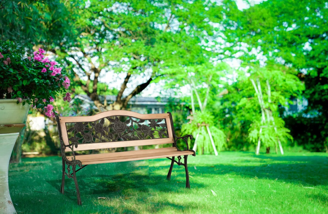 Banca de Gradina IdealStore Garden Collections, Spatar Floral, Cadru din fier, Lemn de Plop, Dimensiune 123,5 x 74 x 48 cm, Perfect Pentru Seri Relaxante, Nature