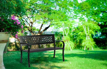 Banca de Gradina IdealStore Garden Collections, Spatar cu Model, Cadru din fier, Lemn de Plop, Dimensiune 125 x 77 x 49 cm, Perfect Pentru Seri Relaxante, Negru