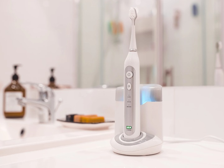 Periuta de dinti electrica IdealStore, 40.000 rotatii/min, lampa UV pentru curatarea capetelor rotative dupa utilizare, incarcare prin inductie, 3 programe de functionare, 5 capete incluse si statie de incarcare cu spatiu de depozitare a accesoriilor