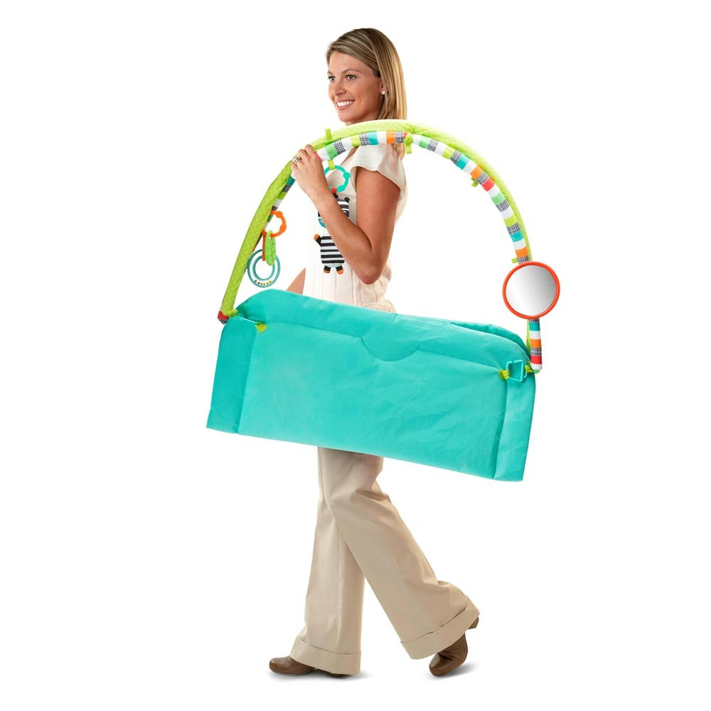 Centru de activitati tip Covoras idealSTORE ANIMAL ZOO PARTY, Dimensiuni 75 x 75 cm, Confectionat din material placut la atingere, Echipat cu jucarii simbolice, Usor de pliat