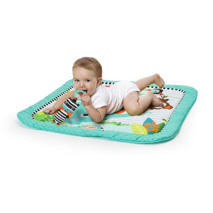 Centru de activitati tip Covoras idealSTORE ANIMAL ZOO PARTY, Dimensiuni 75 x 75 cm, Confectionat din material placut la atingere, Echipat cu jucarii simbolice, Usor de pliat