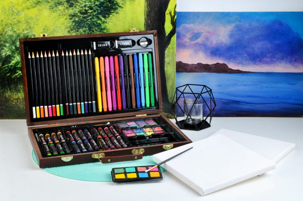 Set pentru Pictura si Desen ARTIST PICTOR IdealStore Dimensiuni 37 x 22,8 x 4,5 cm, Contine 81 de piese si o trusa organizare din lemn, pentru a incepe o aventura artistica, potrivita atat pentru incepatori cat si pentru artistii avansati