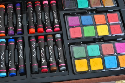 Set pentru Pictura si Desen ARTIST PICTOR IdealStore Dimensiuni 37 x 22,8 x 4,5 cm, Contine 81 de piese si o trusa organizare din lemn, pentru a incepe o aventura artistica, potrivita atat pentru incepatori cat si pentru artistii avansati