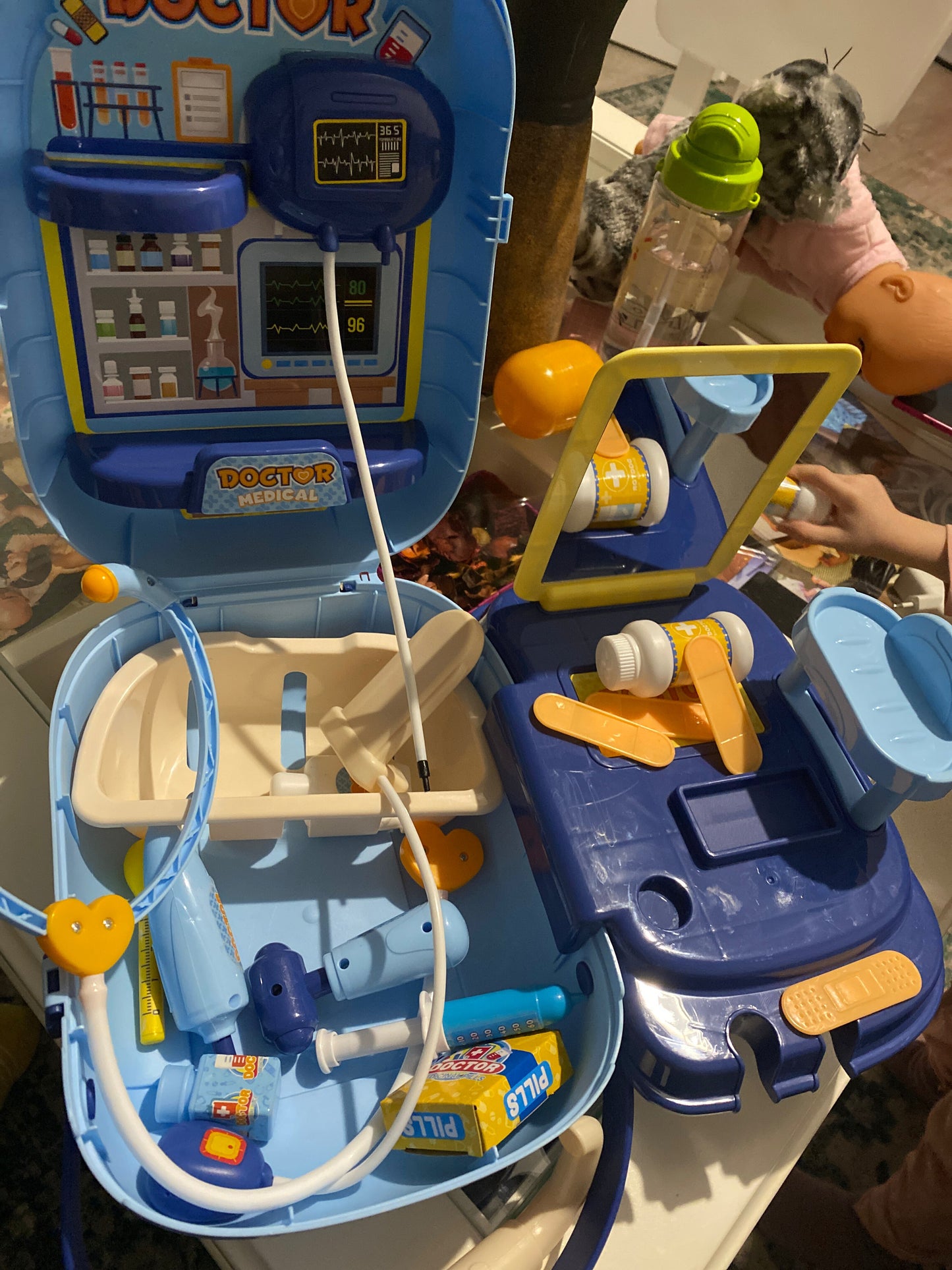 Trusa Medicala idealStore Rescue Doctor, Contine toate intrumentele de Prim Ajutor, Medicamente, Ustensile pentru Pediatrie si Ortopedie, Recipiente, Etichete Autocolante, 34 componente, stil Valiza