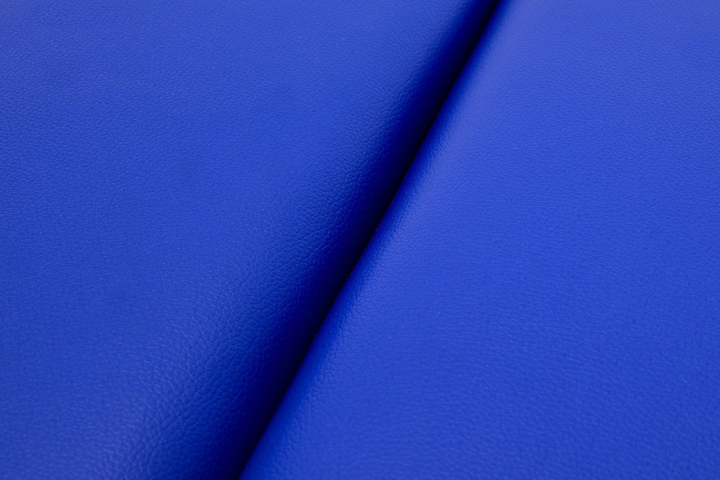 Masa de masaj pliabila idealSTORE, 4 segmente, Inaltime reglabila 59-85 cm, Piele ecologica moale, 2 cotiere laterale, Tetiera, Structura din lemn, Sarcina 250 KG, Rezistenta la uleiuri si apa, Include geanta de transport cadou, Culoare Albastra