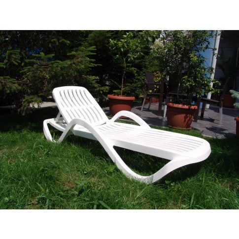 Sezlong Plaja Premium idealStore, Structura Plastic Rezistent, Alb, Spatar Reglabil, 191x70.5x40 cm