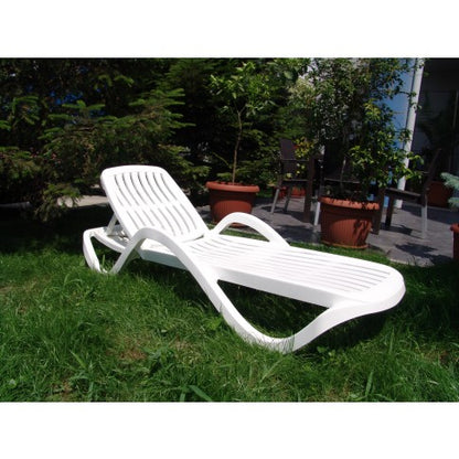 Sezlong Plaja Premium idealStore, Structura Plastic Rezistent, Alb, Spatar Reglabil, 191x70.5x40 cm