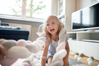 Protectie Laterala pentru Patut Bumper Rico idealSTORE, Lungime 3 m, Material moale, Placut la atingere, Protejeaza impotriva curentilor de aer si a loviturilor, Antialergic, Roz-Gri