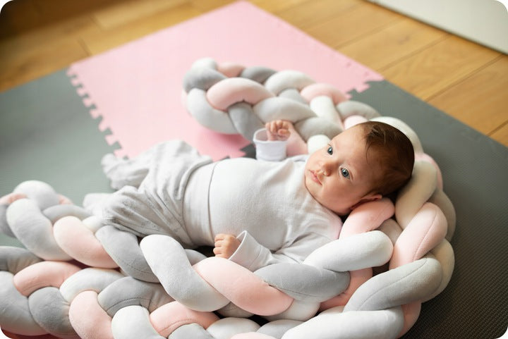 Protectie Laterala pentru Patut Bumper Rico idealSTORE, Lungime 3 m, Material moale, Placut la atingere, Protejeaza impotriva curentilor de aer si a loviturilor, Antialergic, Roz-Gri