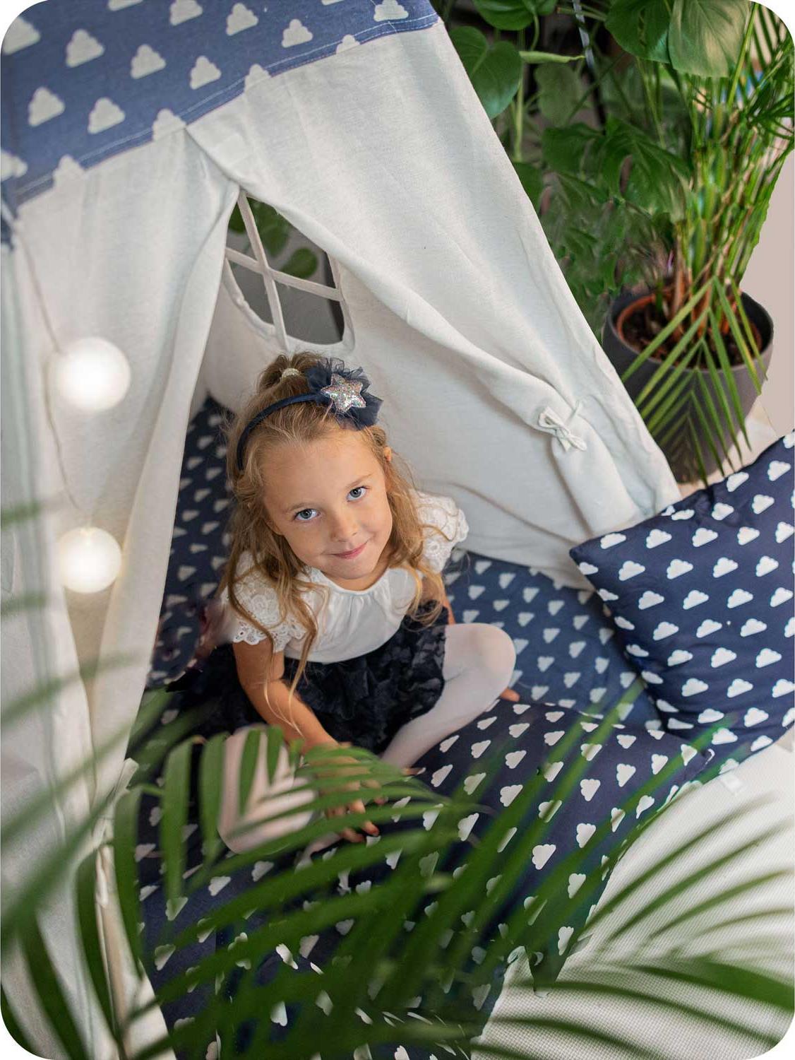 Cort de Joaca cu Lumini idealStore TIPI, model Tipi, Bumbac Natural, cu Perne, Covoras Izolator, Structura Stabila, Pereti Glisanti, Husa de Depozitare, culoare Albastru Alb