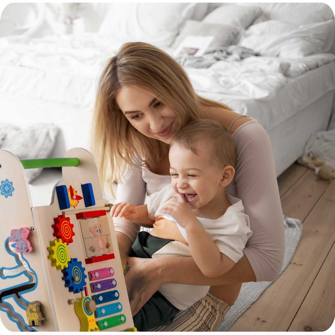 Antemergator Interactiv 2 in 1 Puzzle Animal World idealSTORE, Solid si durabil, Lemn natural, Roti anti-alunecare, Cos pentru jucarii, Margini rotunde, Numeroase activitati educative, Coordoneaza miscarea si dezvolta simturile