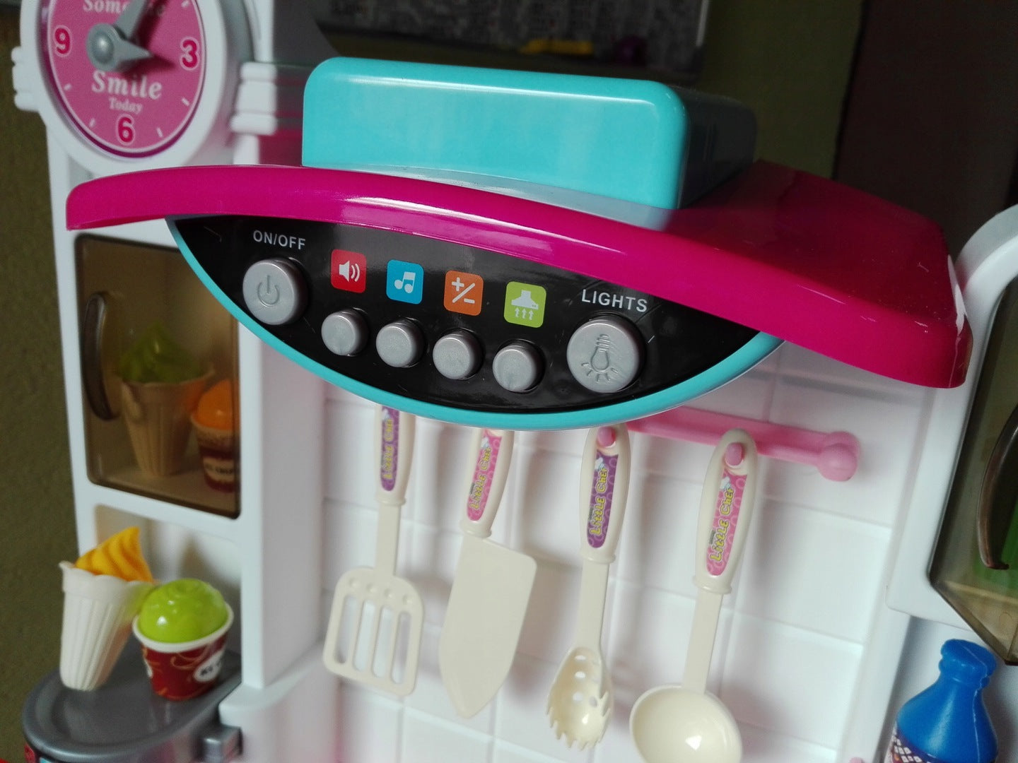 Bucatarie MULTIFUNCTIONALA IDL Candy Pink, 95 CM Inaltime, Efecte luminoase si sonore, Dotata cu accesorii simbolice: aragaz, frigider, cuptor, vesela, produse alimentare care SPORESC dezvoltarea ABILITATILOR de gospodar a orcarui copil, Roz