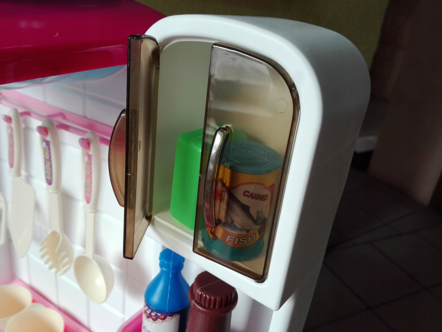 Bucatarie MULTIFUNCTIONALA IDL Candy Pink, 95 CM Inaltime, Efecte luminoase si sonore, Dotata cu accesorii simbolice: aragaz, frigider, cuptor, vesela, produse alimentare care SPORESC dezvoltarea ABILITATILOR de gospodar a orcarui copil, Roz