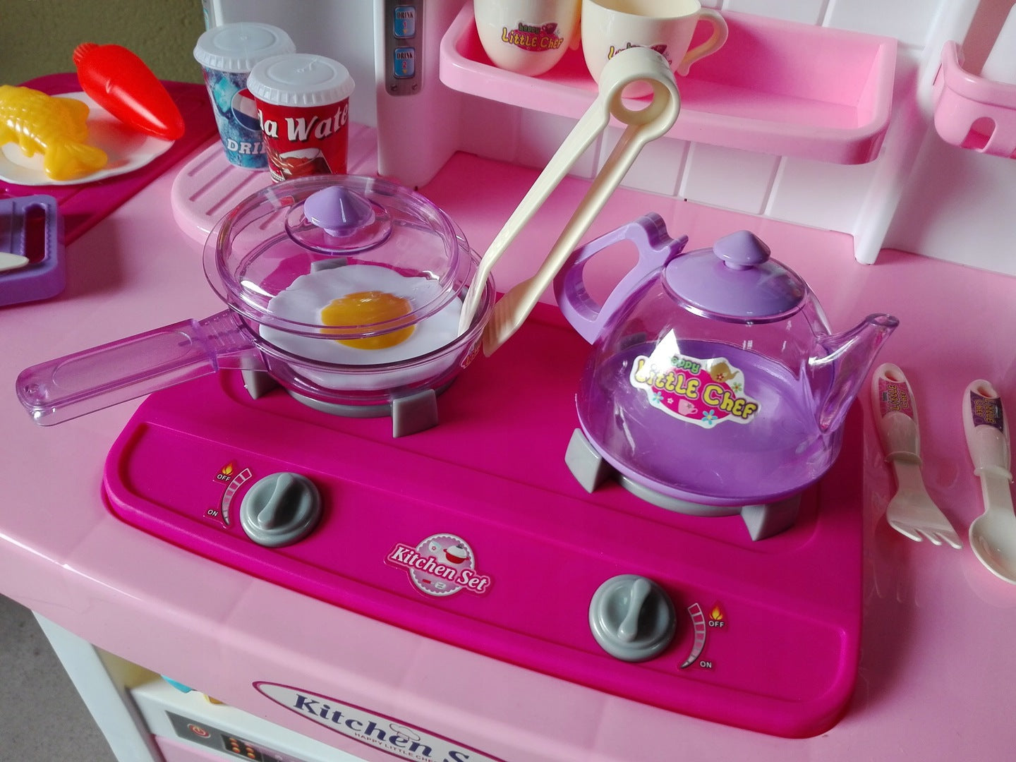 Bucatarie MULTIFUNCTIONALA IDL Candy Pink, 95 CM Inaltime, Efecte luminoase si sonore, Dotata cu accesorii simbolice: aragaz, frigider, cuptor, vesela, produse alimentare care SPORESC dezvoltarea ABILITATILOR de gospodar a orcarui copil, Roz