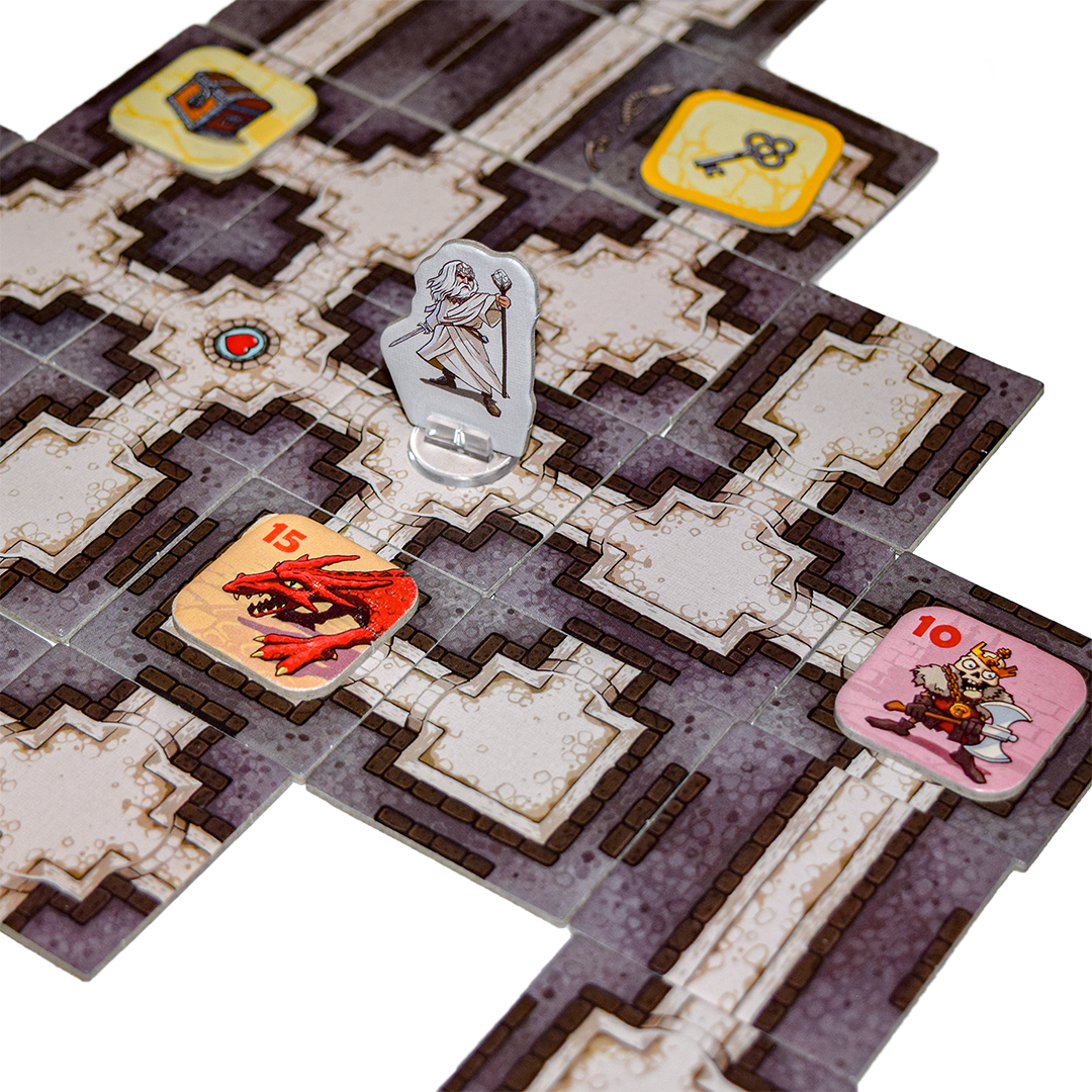 Joc de Societat-Karak idealSTORE, Include 80 de Catacombe, Figurine Eroi, Carti, Plase de Inventar, Jetoane Monstrii, Cufere, Schelete, Razboinici, Sobolani, Mumii, Zaruri, Manual Instructiuni