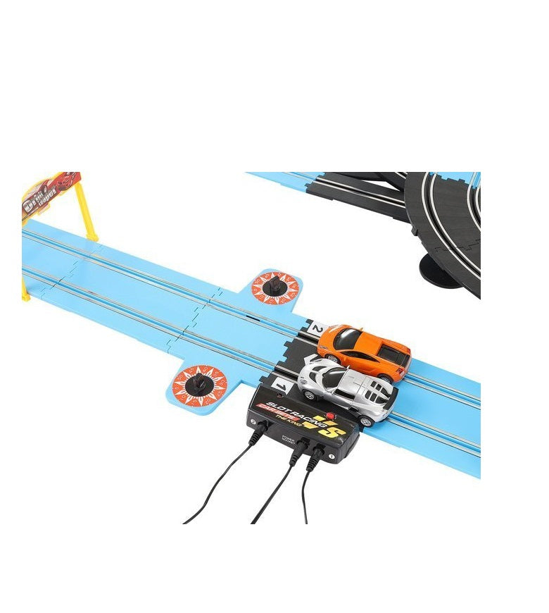 Set de joaca idealSTORE FAST AND FURIOS Include 2 masini, semne de avertizare, balustrade, autocolante, 2 telecomenzi, alimentare electrica, elemente de urmarire, Lungimea pistei 790 cm, Dezvolta abilitatile manuale si imaginatia