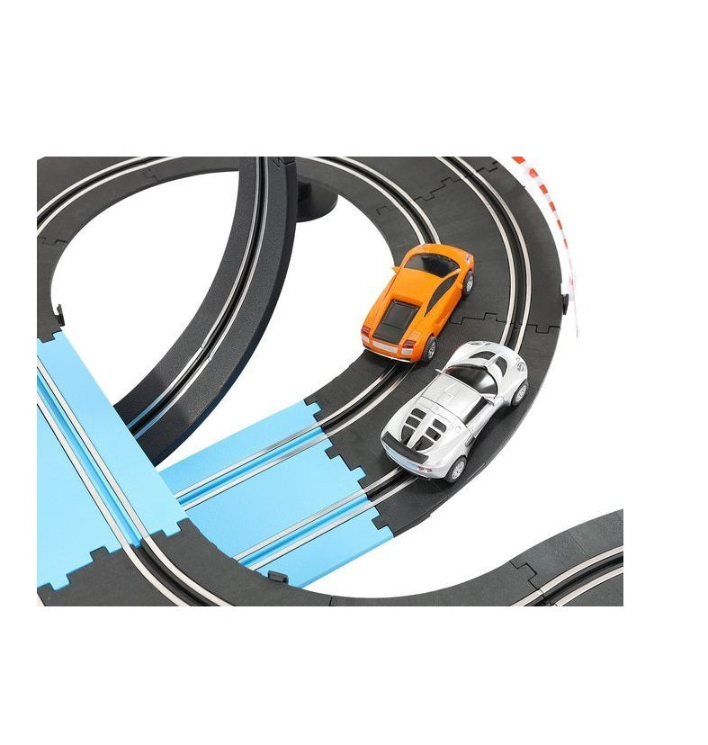 Set de joaca idealSTORE FAST AND FURIOS Include 2 masini, semne de avertizare, balustrade, autocolante, 2 telecomenzi, alimentare electrica, elemente de urmarire, Lungimea pistei 790 cm, Dezvolta abilitatile manuale si imaginatia