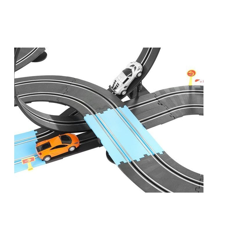 Set de joaca idealSTORE FAST AND FURIOS Include 2 masini, semne de avertizare, balustrade, autocolante, 2 telecomenzi, alimentare electrica, elemente de urmarire, Lungimea pistei 790 cm, Dezvolta abilitatile manuale si imaginatia