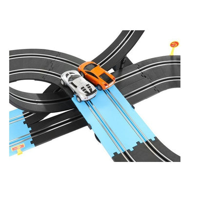 Set de joaca idealSTORE FAST AND FURIOS Include 2 masini, semne de avertizare, balustrade, autocolante, 2 telecomenzi, alimentare electrica, elemente de urmarire, Lungimea pistei 790 cm, Dezvolta abilitatile manuale si imaginatia