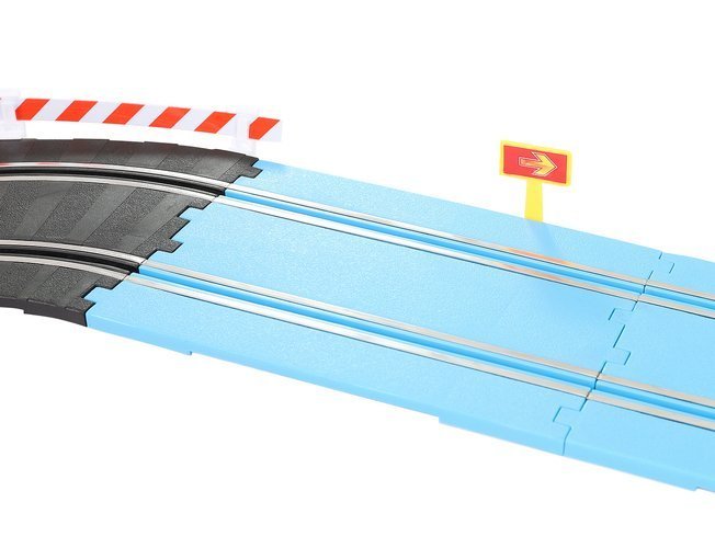 Set de joaca idealSTORE FAST AND FURIOS Include 2 masini, semne de avertizare, balustrade, autocolante, 2 telecomenzi, alimentare electrica, elemente de urmarire, Lungimea pistei 790 cm, Dezvolta abilitatile manuale si imaginatia