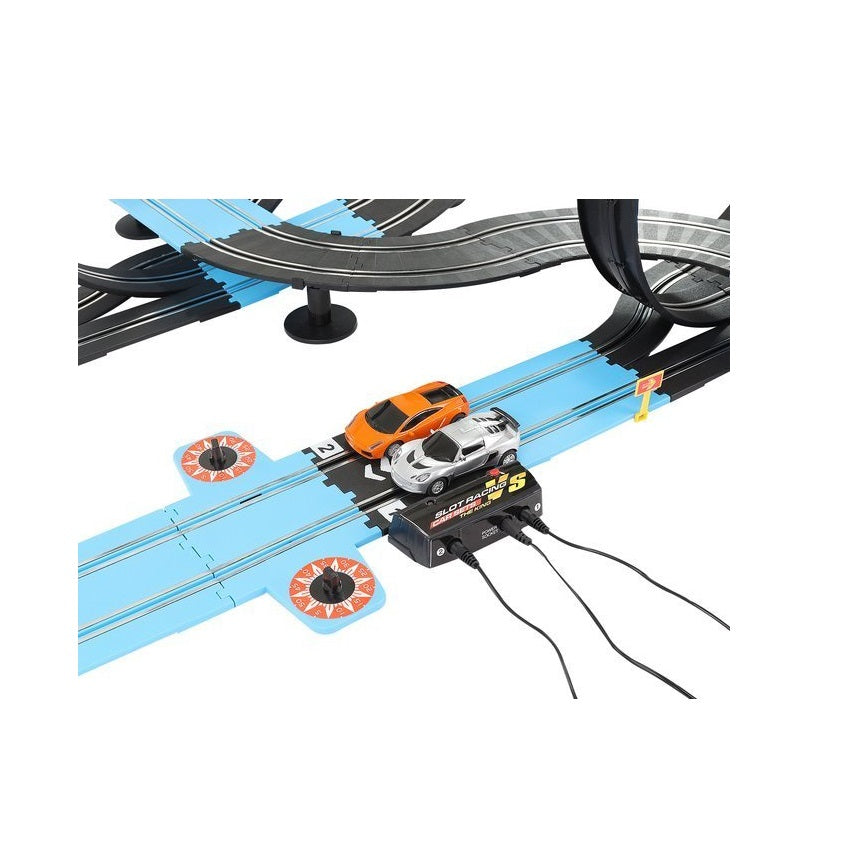 Set de joaca idealSTORE FAST AND FURIOS Include 2 masini, semne de avertizare, balustrade, autocolante, 2 telecomenzi, alimentare electrica, elemente de urmarire, Lungimea pistei 790 cm, Dezvolta abilitatile manuale si imaginatia