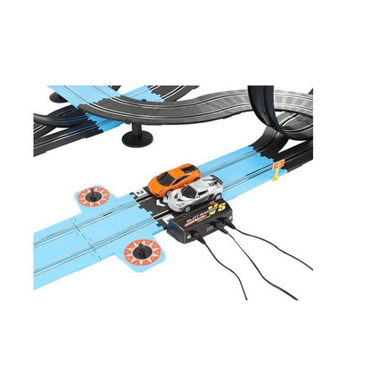 Set de joaca idealSTORE FAST AND FURIOS Include 2 masini, semne de avertizare, balustrade, autocolante, 2 telecomenzi, alimentare electrica, elemente de urmarire, Lungimea pistei 790 cm, Dezvolta abilitatile manuale si imaginatia