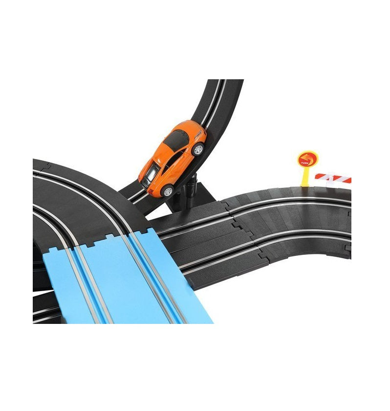 Set de joaca idealSTORE FAST AND FURIOS Include 2 masini, semne de avertizare, balustrade, autocolante, 2 telecomenzi, alimentare electrica, elemente de urmarire, Lungimea pistei 790 cm, Dezvolta abilitatile manuale si imaginatia