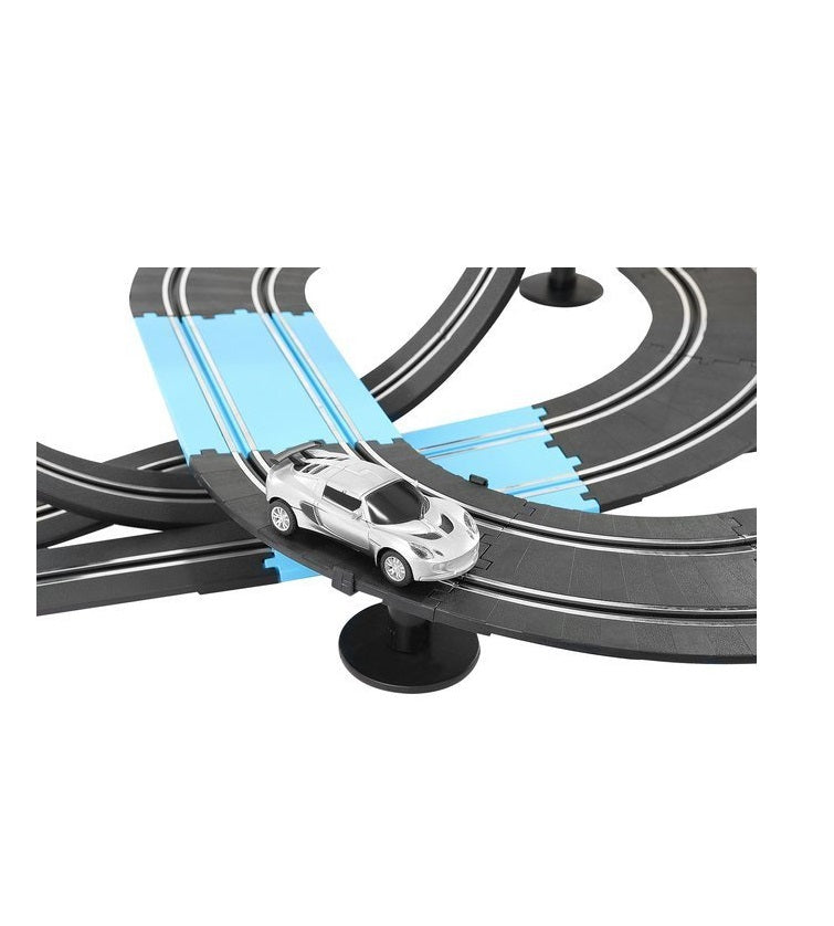 Set de joaca idealSTORE FAST AND FURIOS Include 2 masini, semne de avertizare, balustrade, autocolante, 2 telecomenzi, alimentare electrica, elemente de urmarire, Lungimea pistei 790 cm, Dezvolta abilitatile manuale si imaginatia