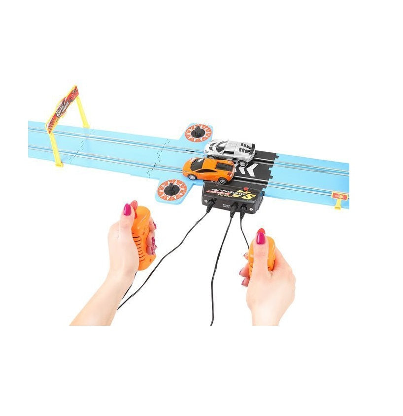 Set de joaca idealSTORE FAST AND FURIOS Include 2 masini, semne de avertizare, balustrade, autocolante, 2 telecomenzi, alimentare electrica, elemente de urmarire, Lungimea pistei 790 cm, Dezvolta abilitatile manuale si imaginatia