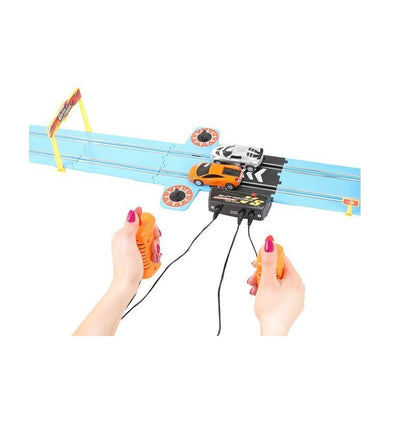 Set de joaca idealSTORE FAST AND FURIOS Include 2 masini, semne de avertizare, balustrade, autocolante, 2 telecomenzi, alimentare electrica, elemente de urmarire, Lungimea pistei 790 cm, Dezvolta abilitatile manuale si imaginatia