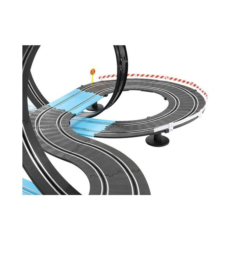 Set de joaca idealSTORE FAST AND FURIOS Include 2 masini, semne de avertizare, balustrade, autocolante, 2 telecomenzi, alimentare electrica, elemente de urmarire, Lungimea pistei 790 cm, Dezvolta abilitatile manuale si imaginatia