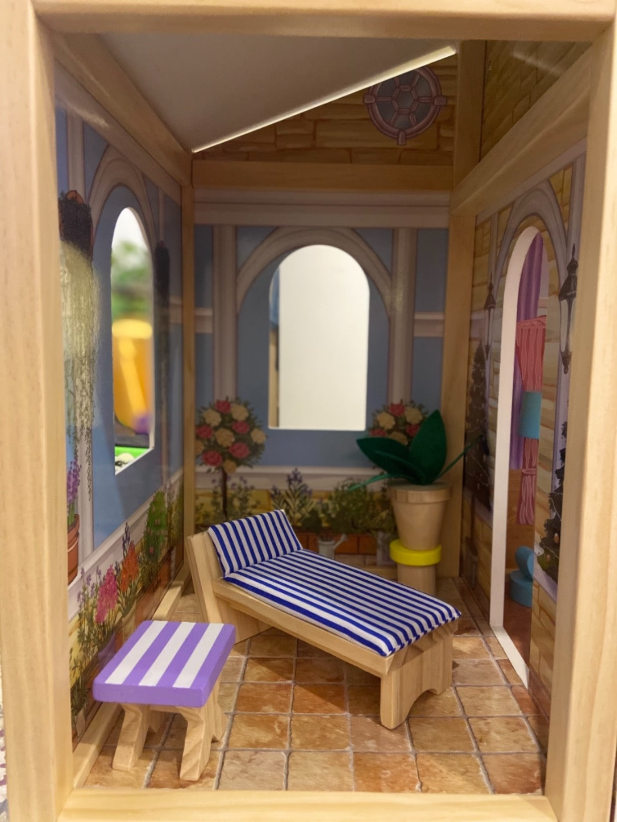 Casuta de Papusi din Lemn Luxury House idealSTORE, Dimensiuni 122 x 31 x 119 cm, Construita pe 4 Nivele, Formata din 8 Camere Spatioase, Include 28 de Accesorii Specifice locuintei, Lift Glisant Mobilier din Lemn, Structura Robusta