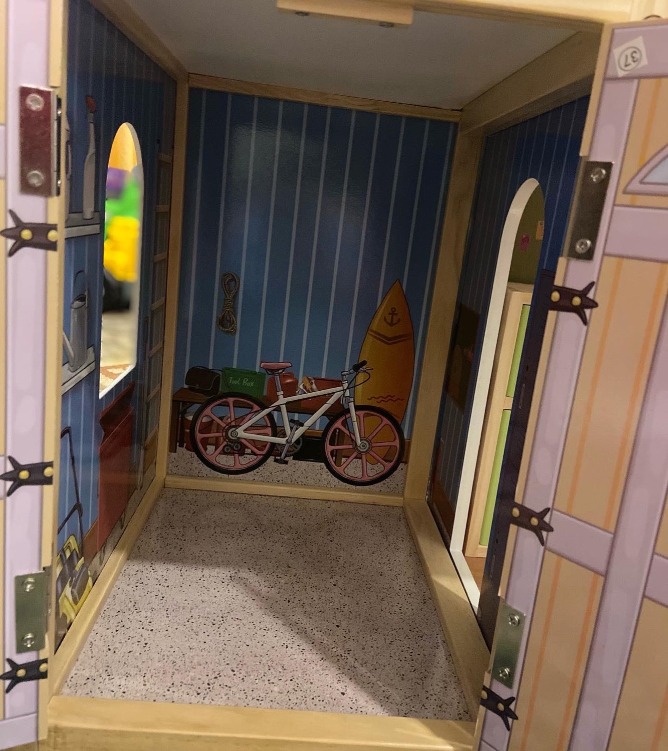 Casuta de Papusi din Lemn Luxury House idealSTORE, Dimensiuni 122 x 31 x 119 cm, Construita pe 4 Nivele, Formata din 8 Camere Spatioase, Include 28 de Accesorii Specifice locuintei, Lift Glisant Mobilier din Lemn, Structura Robusta