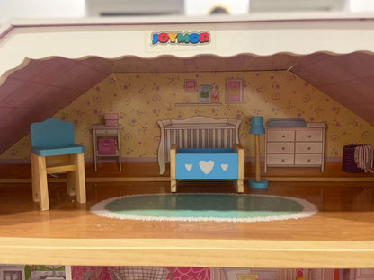 Casuta de Papusi din Lemn Luxury House idealSTORE, Dimensiuni 122 x 31 x 119 cm, Construita pe 4 Nivele, Formata din 8 Camere Spatioase, Include 28 de Accesorii Specifice locuintei, Lift Glisant Mobilier din Lemn, Structura Robusta