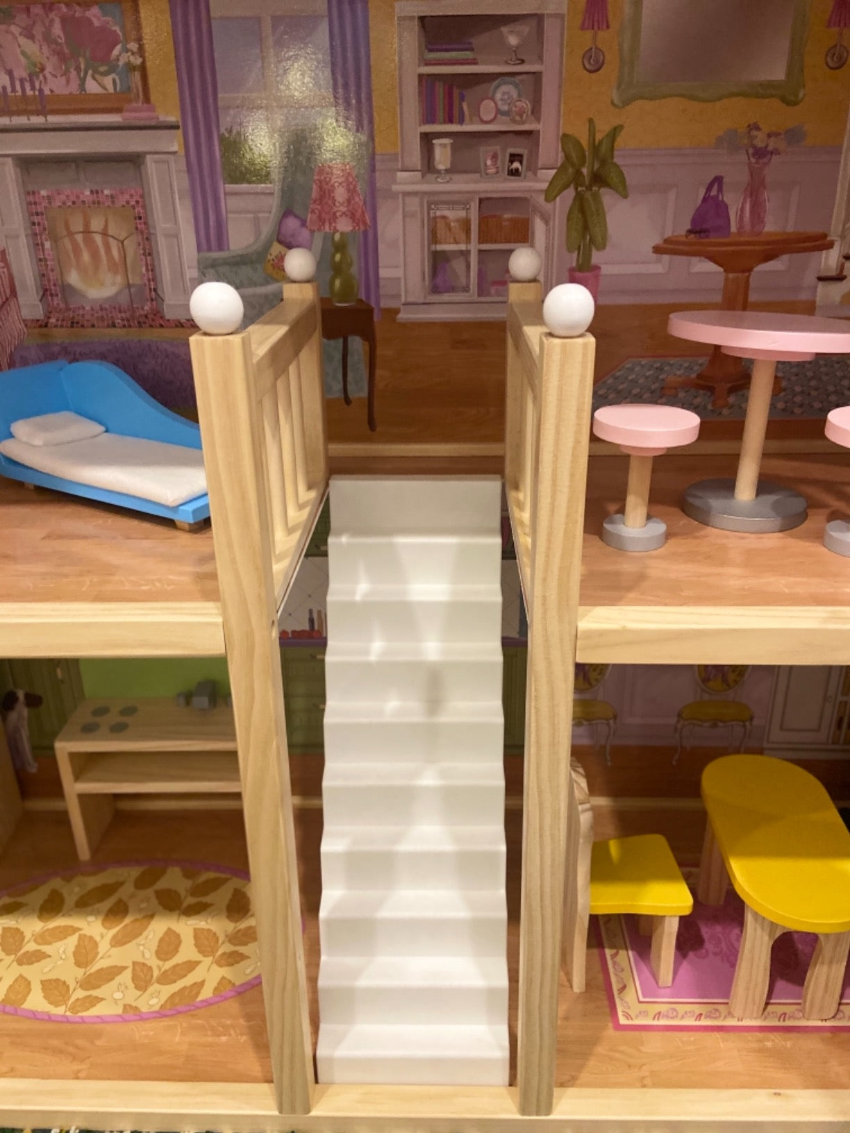 Casuta de Papusi din Lemn Luxury House idealSTORE, Dimensiuni 122 x 31 x 119 cm, Construita pe 4 Nivele, Formata din 8 Camere Spatioase, Include 28 de Accesorii Specifice locuintei, Lift Glisant Mobilier din Lemn, Structura Robusta