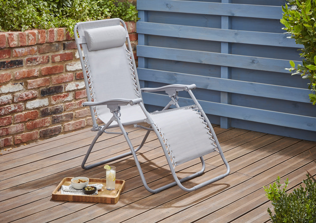 Sezlong pliabil idealSTORE, Fabricat din otel, Dimensiuni 162 x 65 cm, Ideal pentru plaja si gradina, Spatar reglabil si cu suport pentru picior, Culoare GRI, Sarcina maxima 100 kg