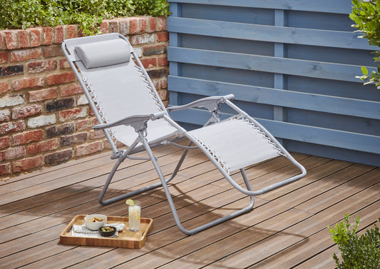 Sezlong pliabil idealSTORE, Fabricat din otel, Dimensiuni 162 x 65 cm, Ideal pentru plaja si gradina, Spatar reglabil si cu suport pentru picior, Culoare GRI, Sarcina maxima 100 kg