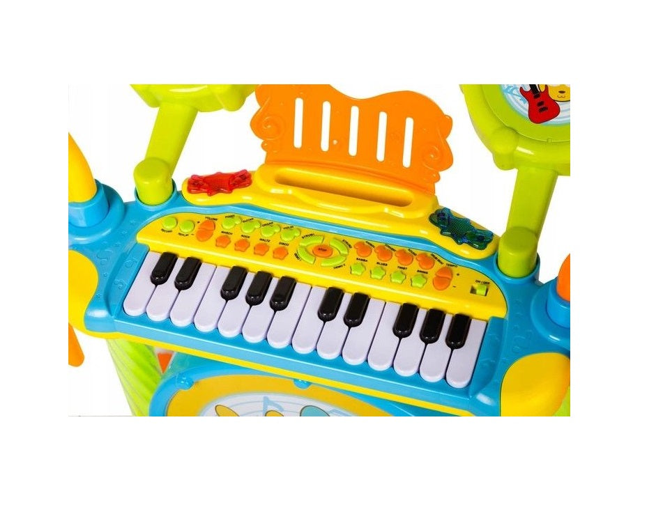 Set Muzical Complet cu Orga Electronica, Microfon si Tobe idealSTORE Iepurasii Nazdravani, Dimensiuni 66 x 58 cm, Echipat cu 24 Taste de Pian, 7 instrumente de percutie ce incurajeaza jocul de rol