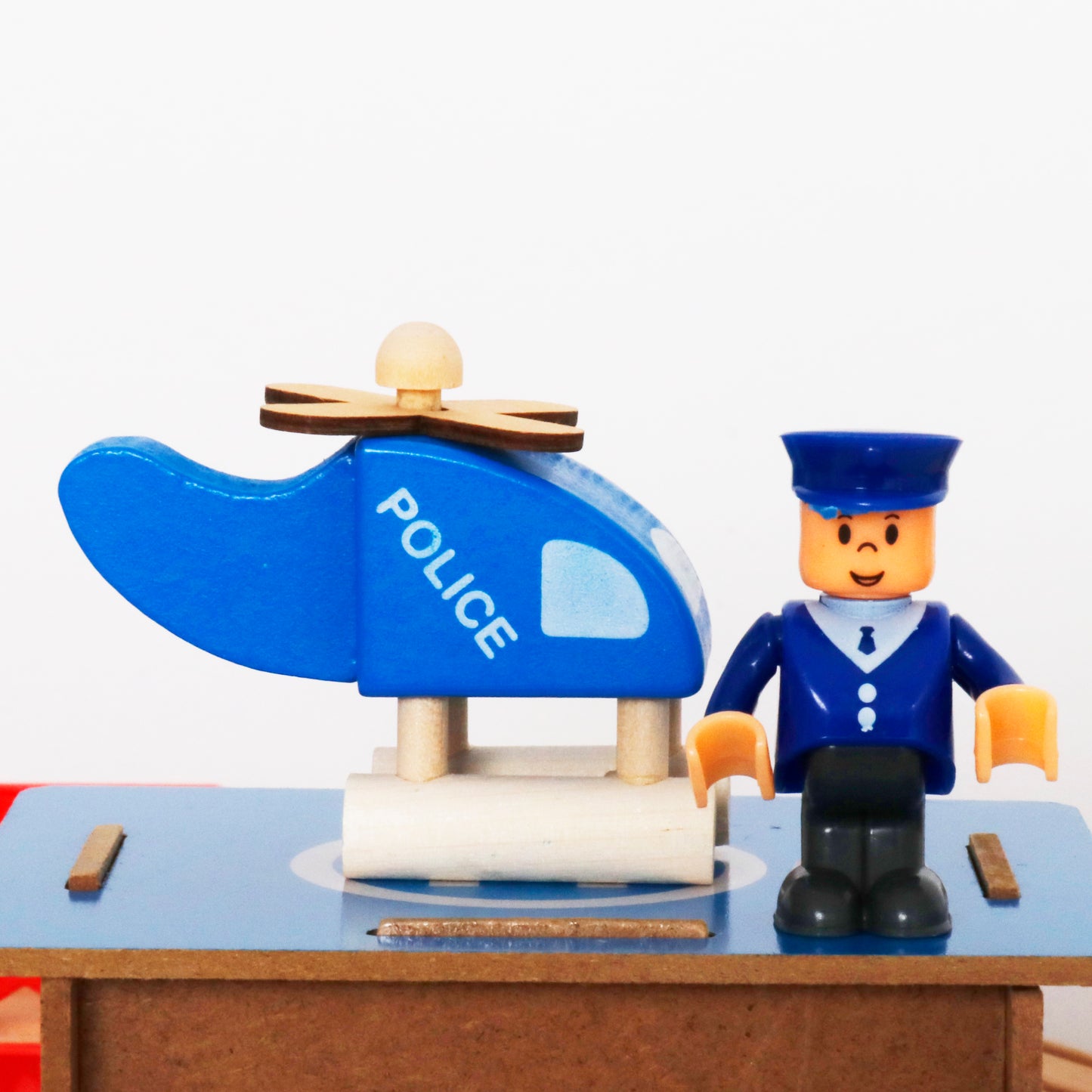 Pista Magnetica Multifunctionala din Lemn City Of Dreams idealSTORE, Formata din 88 de Elemente din lemn Natural, Include Heliport, Oameni, Copaci, Elicopter, Masini, Cladiri, Tren cu 2 Vagoane, Piese Slefuite fin din lemn, Dezvolta Imaginatia Copilului