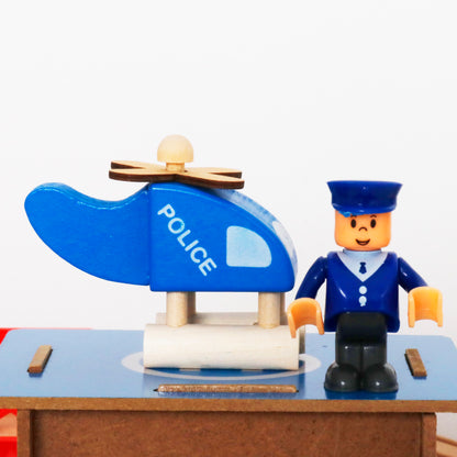 Pista Magnetica Multifunctionala din Lemn City Of Dreams idealSTORE, Formata din 88 de Elemente din lemn Natural, Include Heliport, Oameni, Copaci, Elicopter, Masini, Cladiri, Tren cu 2 Vagoane, Piese Slefuite fin din lemn, Dezvolta Imaginatia Copilului