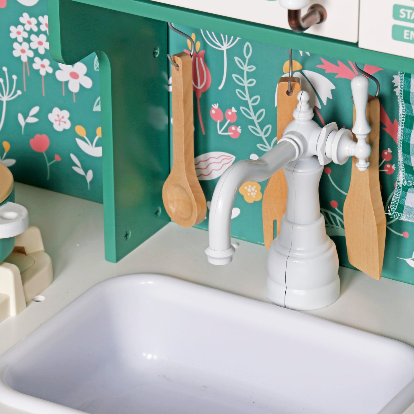 Bucatarie din Lemn Premium pentru copii Chef ideal STORE, Dimensiune 91 x 32 x 90 cm, Material MDF, Compartimentata cu masina de spalat vase si aparat de facut cafea, Accesorizata cu ustensilele necesare micului bucatar, Green Edition