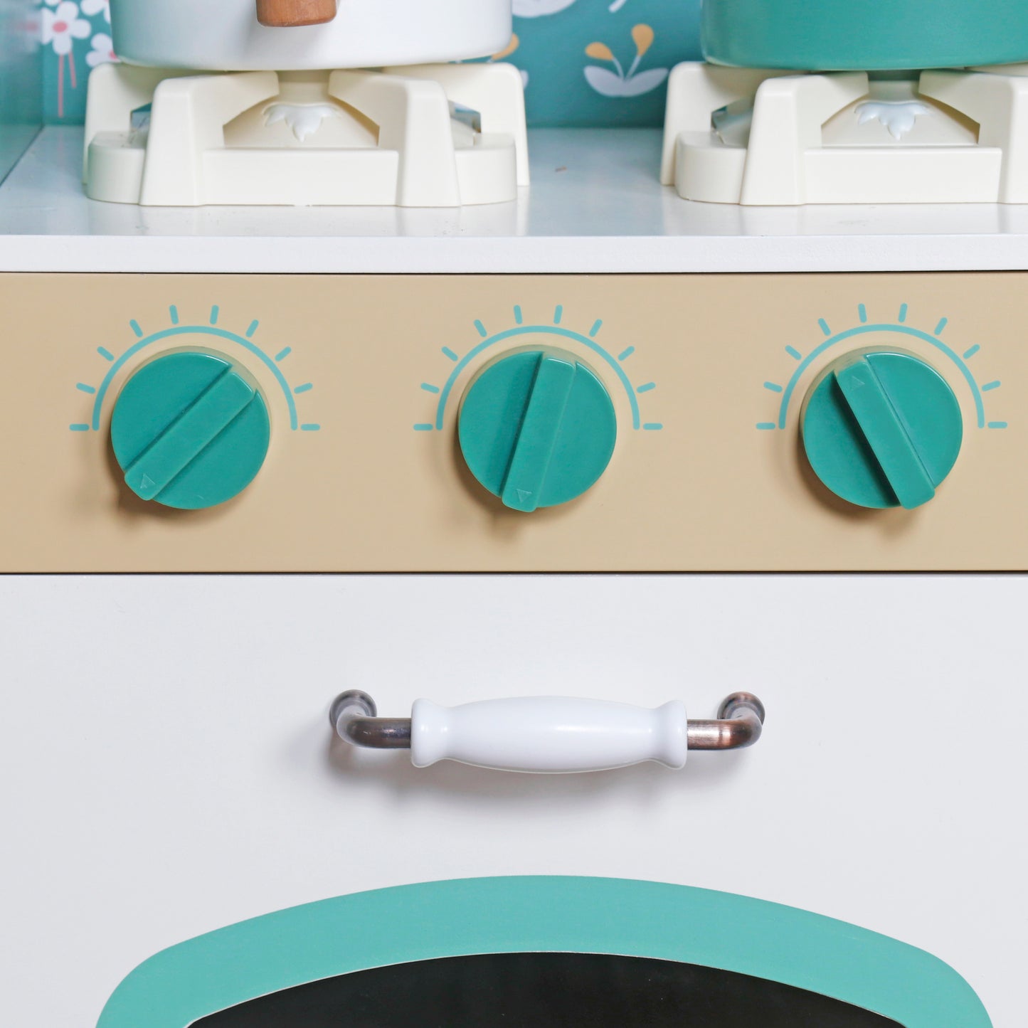 Bucatarie din Lemn Premium pentru copii Chef ideal STORE, Dimensiune 91 x 32 x 90 cm, Material MDF, Compartimentata cu masina de spalat vase si aparat de facut cafea, Accesorizata cu ustensilele necesare micului bucatar, Green Edition