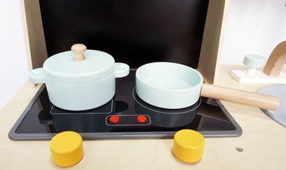 Bucatarie din Lemn cu Tablita de scris idealSTORE HIT KITCHEN LUX, Dimensiuni 78 x 60 x 30 cm, Echipata cu accesorii si ustensile specifice, chiuveta, robinet, cupotor, Combina functii interesante ce dezvolta creativitatea si abilitatile manuale