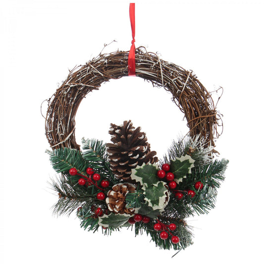 Coronita decorativa IDL Happy Season tip ghirlanda 30 cm ce creeaza un decor in spiritul sarbatorilor de iarna, Alcatuita din elemente simbolice: crengute de brad, flori si conuri, in combinatia cromatica: verde si maro