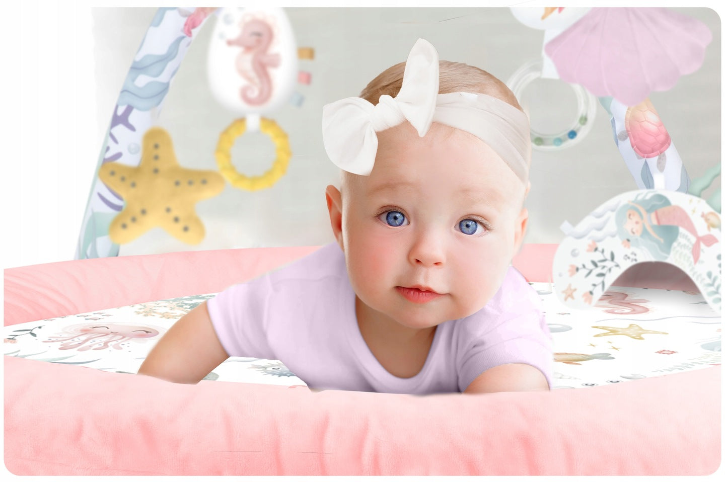 Salteluta interactiva pentru copii ideal STORE Be Happy, 7 jucarii incluse, perna cu suprafata moale, Sprijina dezvoltarea stimulilor vizuali si ofera provocari fizice care vor ajuta la dezvoltarea abilitatilor motorii, roz