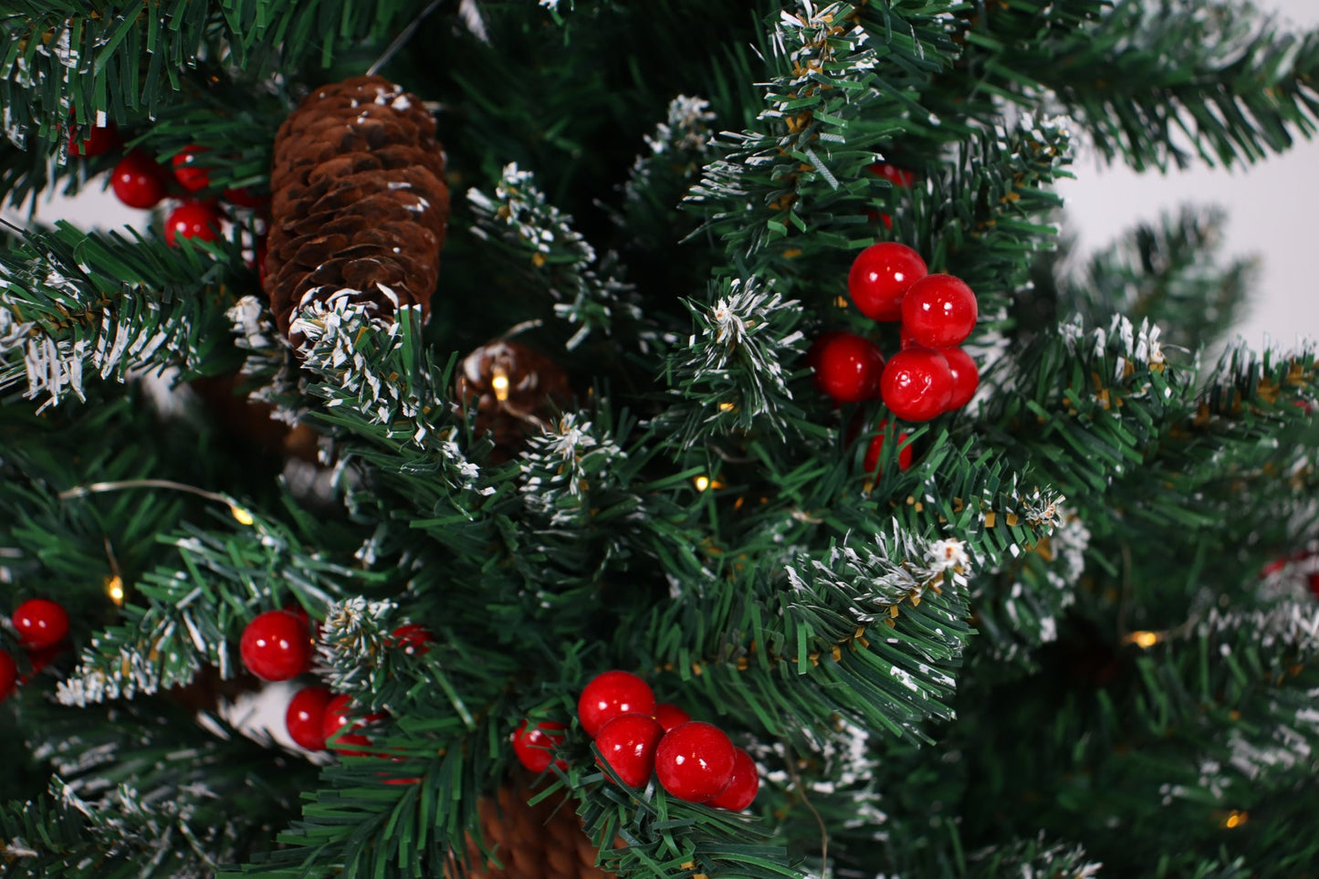 Brad Artificial cu Lumina Calda idealStore, 120 cm, 100 microLED, alimentare cu baterii, grad Protectie IP20